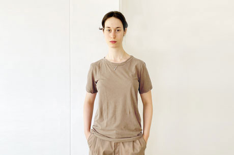 בייסיק טי שרט עם שרוולים קצרים בצבע בז׳