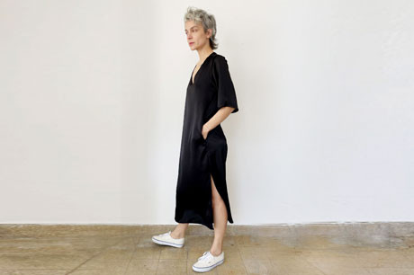 שמלת סאטן שחורה