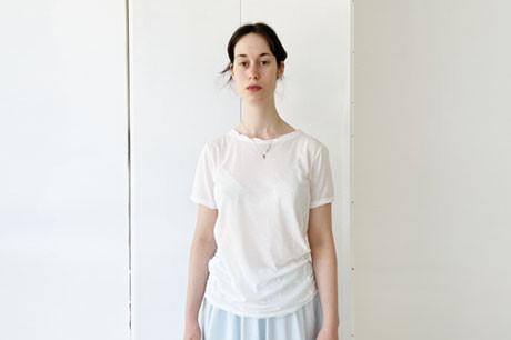 בייסיק טי שרט עם שרוולים קצרים בצבע לבן