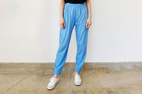 מכנסי טרינינג בצבע תכלת